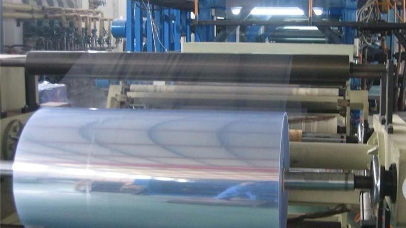 Mathematical models and decomposition algorithms for makespan minimization in plastic rolls production