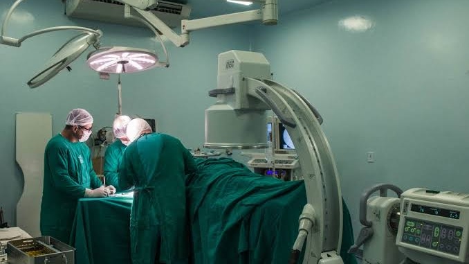 Otimização Robusta Aplicada ao Escalonamento diário de cirurgias eletivas com paralelismo de recursos